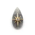 Dettaglio del pendente in pietra grigia sfaccettata con stella dorata e intarsio in zircone - Labradorite