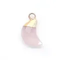 Détail macro du pendentif lune en quartz rose facetté avec bélière dorée pour bijoux - Quartz rose