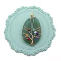 Detail van levensboom hanger met handgewikkeld metaaldraad en zeven chakra stenen - Donkergroene Levensboom Hanger / Donkergroen