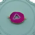 Detail van fuchsia druzy agaat connector met vergulde rand voor het maken van sieraden - Rozerood (Nr.6)