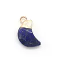 Détail du pendentif lune en lapis-lazuli facetté avec bélière en métal doré poli - Lapis-lazuli