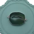 Ciondolo geode in agata verde naturale con bordo argentato e doppi connettori - Verde Scuro