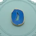 Pendentif géode d'agate bleue irrégulière avec bordure dorée et boucle métal - Bleu Foncé