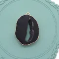 Pendentif tranche d'agate noire avec bordure dorée et cristaux naturels druzy - Noir (N°2)