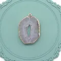 Pendentif tranche de géode d'agate violette naturelle avec bord doré pour bijoux DIY - Lavande (No.3)