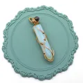 Pendentif en opale blanche serti de fil doré avec perle violette décorative - Opale