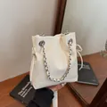Sac seau blanc crème avec bandoulière chaîne, cordon de serrage et détails argentés - Blanc