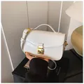 Mini borsa a mano in pelle verniciata bianca con chiusura dorata e manico chic - Bianco