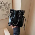 Sac seau noir en cuir avec chaîne argentée et pompons à cordon pour femme - Noir
