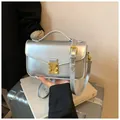Borsa a tracolla argento a specchio con chiusura dorata e manico superiore - Argento