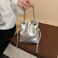 Sac seau argenté métallisé avec poignée en chaîne et cordon pour femme - Argenté