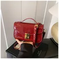 Borsa minimalista in pelle verniciata rossa con finitura lucida e fibbia dorata - Borgogna