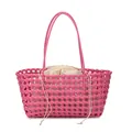 Roze handgeweven shopper met witte trekkoordvoering en slanke handvatten op wit - rozenroze