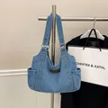 Borsa tote in denim blu con tasche laterali e patch logo in pelle marrone su gruccia - Denim chiaro