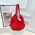 Handcrafted red crochet tote bag with a knitted tulip charm and diamond weave pattern - With Pendant / Red