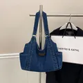 Borsa tote in denim blu scuro con etichetta in pelle e anelli di metallo in negozio - Denim scuro