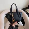 Mini zwarte bucket bag van leer met gouden bedeltjes en een afneembare schouderriem - Zwart