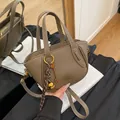 Bruine lederen handtas met litchi patroon en goudkleurige metalen accenten - Khaki
