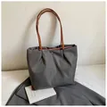 Detail van grijze geplooide shopper met bruine leren riemen en metalen knoopdetail - Donkergrijs Groot
