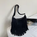 Borsa hobo nera in pelle scamosciata opaca stile boho con frange e anelli d'argento - Nero