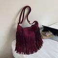 Borsa a tracolla bohémien bordeaux scuro con frange in finta pelle scamosciata - Borgogna