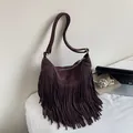 Borsa a tracolla in pelle scamosciata marrone scuro con lunghe frange e cinturino - Marrone