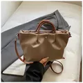 Minimalistische geplooide kaki draagtas met donkere handvatten en lange schouderband - Khaki Klein