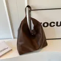 Minimalistische dunkelbraune Ledertragetasche mit großem Fassungsvermögen - Kaffeebraun