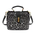 Bolso retro con estampado de leopardo, correas de cuero negro y herrajes dorados - Negro