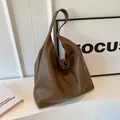 Große braune Leder-Einkaufstasche im Hobo-Stil mit breitem Schultergurt im Vintage-Design - Sandfarben