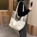 Elegante borsa tote bianca capiente con borchie argentate e tracolle lunghe integrate - Bianco