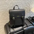 Mochila retro negra en contraste con letras doradas y correas con hebillas metálicas - Negro