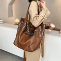 Borsa tote marrone in ecopelle con borchie argentate e tracolle lunghe da donna - Marrone