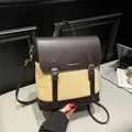 Mochila retro bicolor en cuero marrón oscuro y beige con letras de Fashion Bags - Caqui