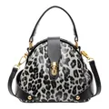 Moderne Muscheltasche mit grauem Leopardenmuster, schwarzen Lederbesatz und Goldverschluss - Schwarz-Weißer Leopardenprint / Schwarz