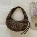 Bolso de hombro vintage de ante con estampado de leopardo y detalles de borlas - Estampado de leopardo