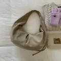 Bolso de media luna en ante sintético caqui con silueta relajada y correa ancha - Caqui