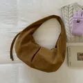 Τσάντα μισοφέγγαρο από καστόρι καραμελέ με κορδόνι σε φθινοπωρινό φόντο με πουλόβερ - Καφέ