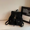 Mochila vintage negra de ante sintético con cordón ajustable y hebilla dorada fina - Negro