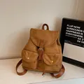 Mochila vintage de ante marrón con cierre de hebilla y bolsillos frontales para diario - Marrón