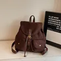 Mochila tipo cubo vintage marrón oscuro en ante sintético con cordón y hebillas de latón - Marrón