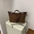 Retro τσάντα tote με λεοπάρ μοτίβο και καφέ δερμάτινες λαβές για κομψή εμφάνιση - Λεοπάρ μοτίβο