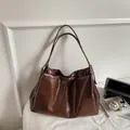 Μεγάλη σκούρα καφέ τσάντα tote από δέρμα με λάδι και λεπτούς ιμάντες ώμου για γυναίκες - Καφέ