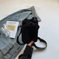 Minimalistische schwarze wasserfeste Umhängetasche mit Kordelzug und Nylon-Trageriemen - Schwarz