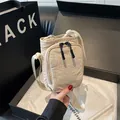 Umhängetasche für Flasche und Handy in Cremeweiß aus Nylon mit Kordelzug - Gebrochenes Weiß