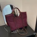 Καπιτονέ τσάντα tote σε βαθύ μπορντό σουέτ με λουράκι αλυσίδας και διπλές λαβές - Κόκκινο