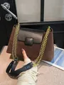 Καπιτονέ τσάντα μπαγκέτα από καφέ σουέτ και μαύρο δέρμα με χρυσή αλυσίδα ώμου - Καφέ