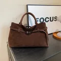 Vintage σκούρα καφέ τσάντα tote από σουέτ με διακοσμητική αγκράφα και διπλές λαβές - Καφέ