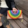 Sac à main kaki avec rayures arc-en-ciel vives et poignées cylindriques rigides - Coloré
