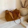 Μεγάλη τσάντα tote από καφέ καστόρι με μακριά λουριά ώμου και ασημένιο φερμουάρ - Καφέ